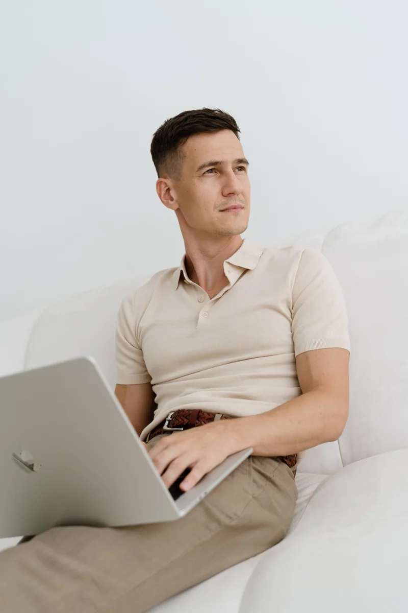 Дмитрий Вербняков, F-LEADS — за работой с ноутбуком